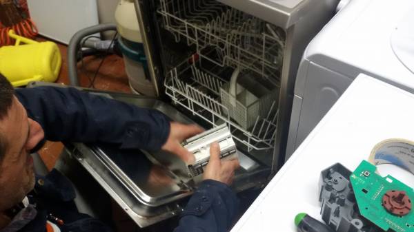 Sostituzione parti difettose lavastoviglie con ricambi originali